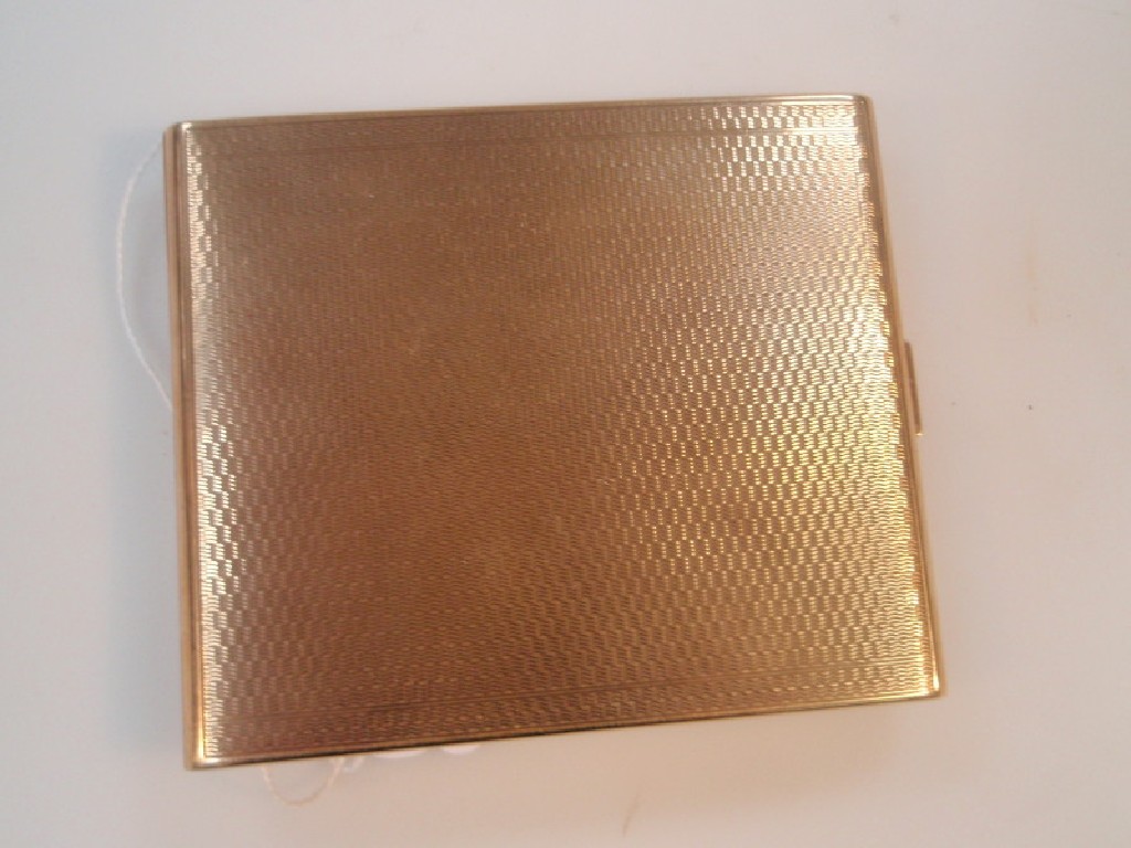 Appraisal: A ct gold engine turned cigarette case containing seven Players