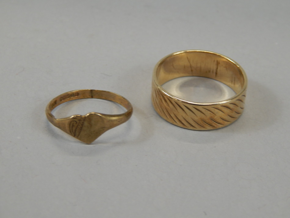 Appraisal: A ct gold wedding band of part textured outline and