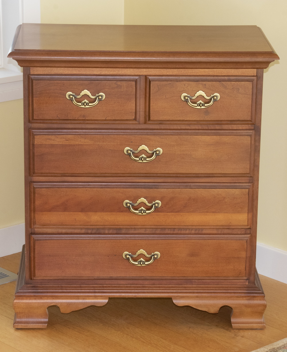 Appraisal: SMALL FOUR DRAWER DRESSER A small four-drawer dresser by Thomasville