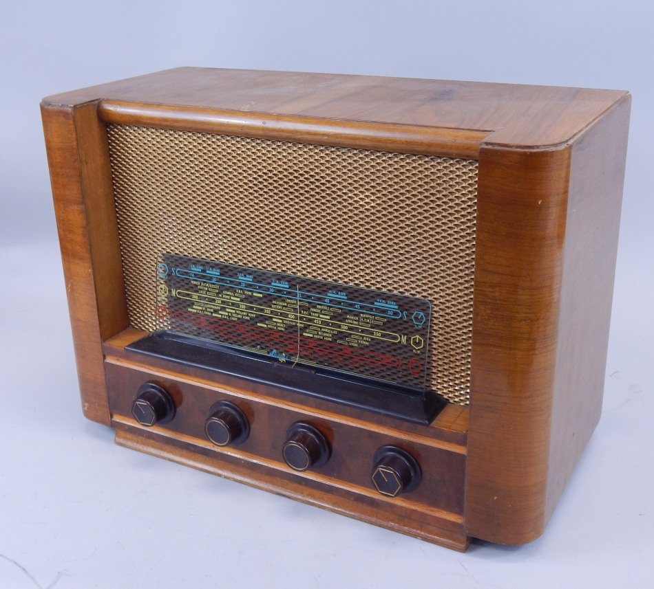 Appraisal: A Sobell W radio in walnut case with original glass