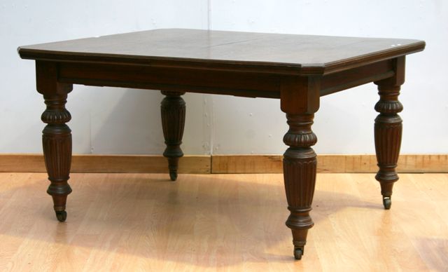 Appraisal: A late Victorian oak dining table with two leaves cm