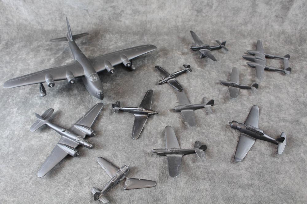 Appraisal: THIRTY-TWO WWII AIRCRAFT SPOTTER RECOGNITION MODELS plastic and rubber various