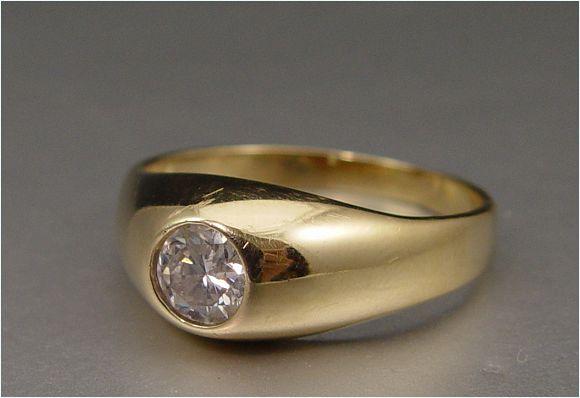 Appraisal: MAN'S K DIAMOND SOLITAIRE RING K yellow gold ring contains