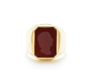 Appraisal: AN INTAGLIO CARNELIAN GENTLEMEN'S RING AN INTAGLIO CARNELIAN GENTLEMEN'S RING