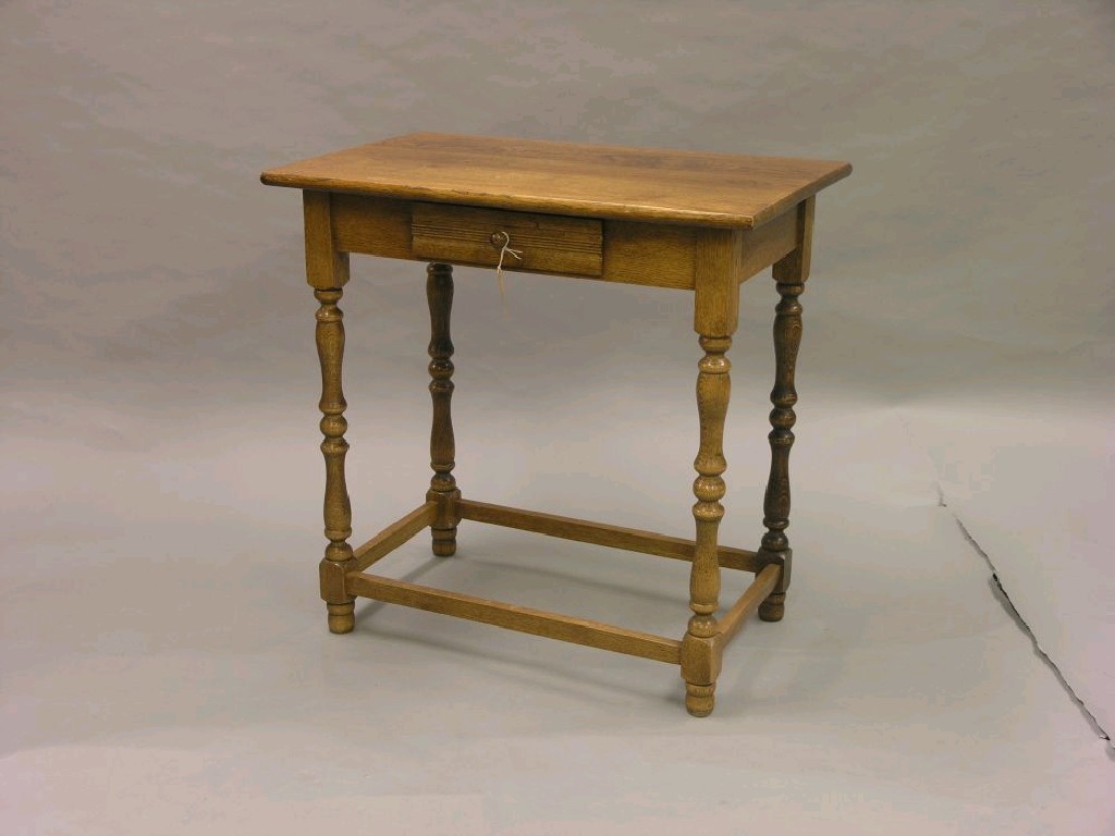 Appraisal: A solid medium oak side table with single frieze drawer