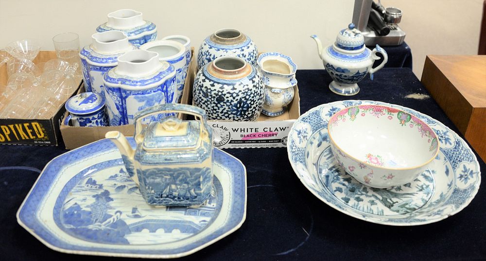 Appraisal: Group of blue and white Chinese porcelain to include a