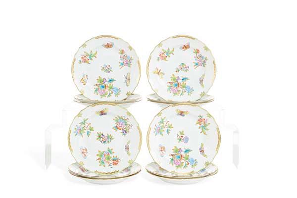 Appraisal: Twelve Herend Queen Victoria dinner plates A set of twelve