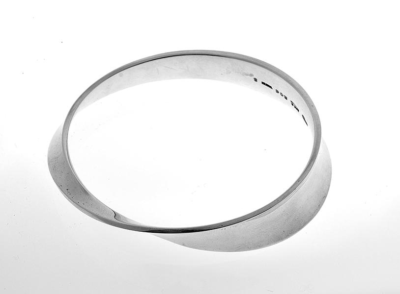 Appraisal: A MOBIUS BANGLE BY GEORG JENSEN Designed by Vivianna Torun