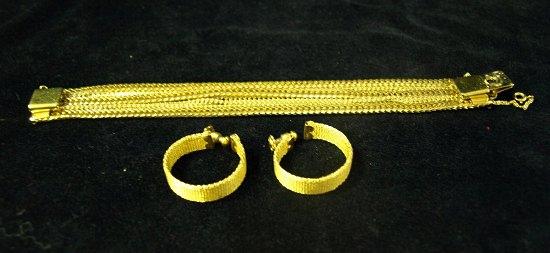 Appraisal: A bracelet of three interwoven chains with slender chain divide