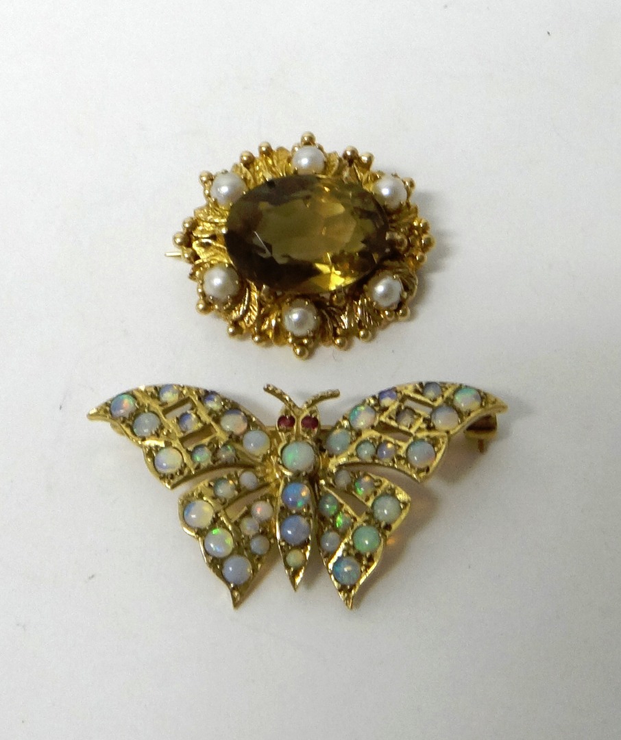 Appraisal: A ct gold and opal set brooch designed as a