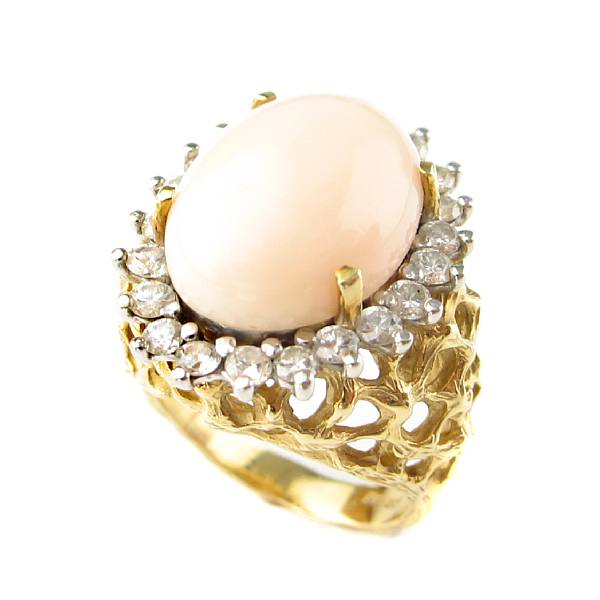 Appraisal: A diamond coral and k yellow gold ring estimated weight