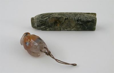 Appraisal: A Chinese agate carving of a three legged toad and