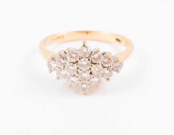 Appraisal: DIAMOND AND EIGHTEEN KARAT GOLD RING set with a cluster