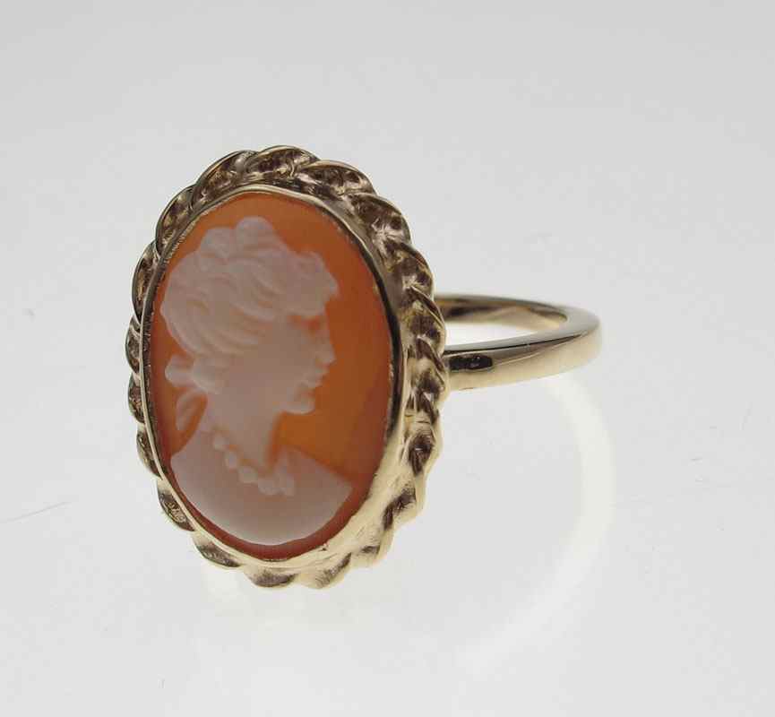 Appraisal: K CAMEO RING K yellow gold cameo ring x mm