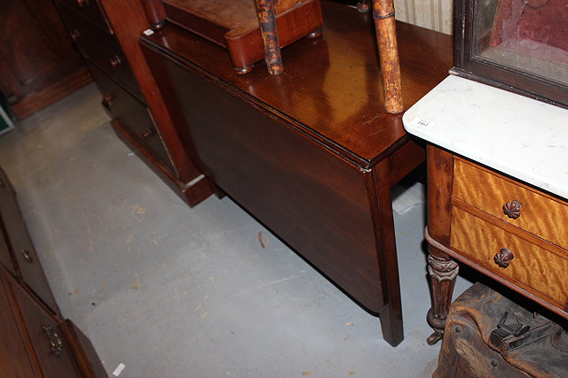 Appraisal: A TH CENTURY MAHOGANY DROPLEAF TABLE on square legs cm