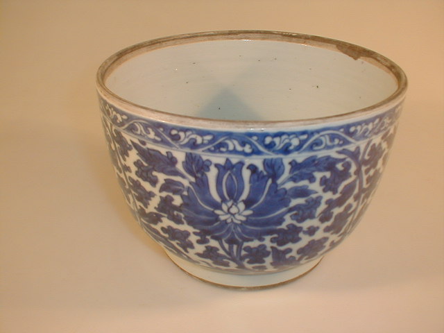 Appraisal: A Quianlong Chinese porcelain bowl decorated with floral blue underglaze