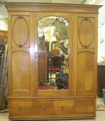 Appraisal: LATE VICTORIAN OAK WARDROBE English c centering a single mirror-paneled