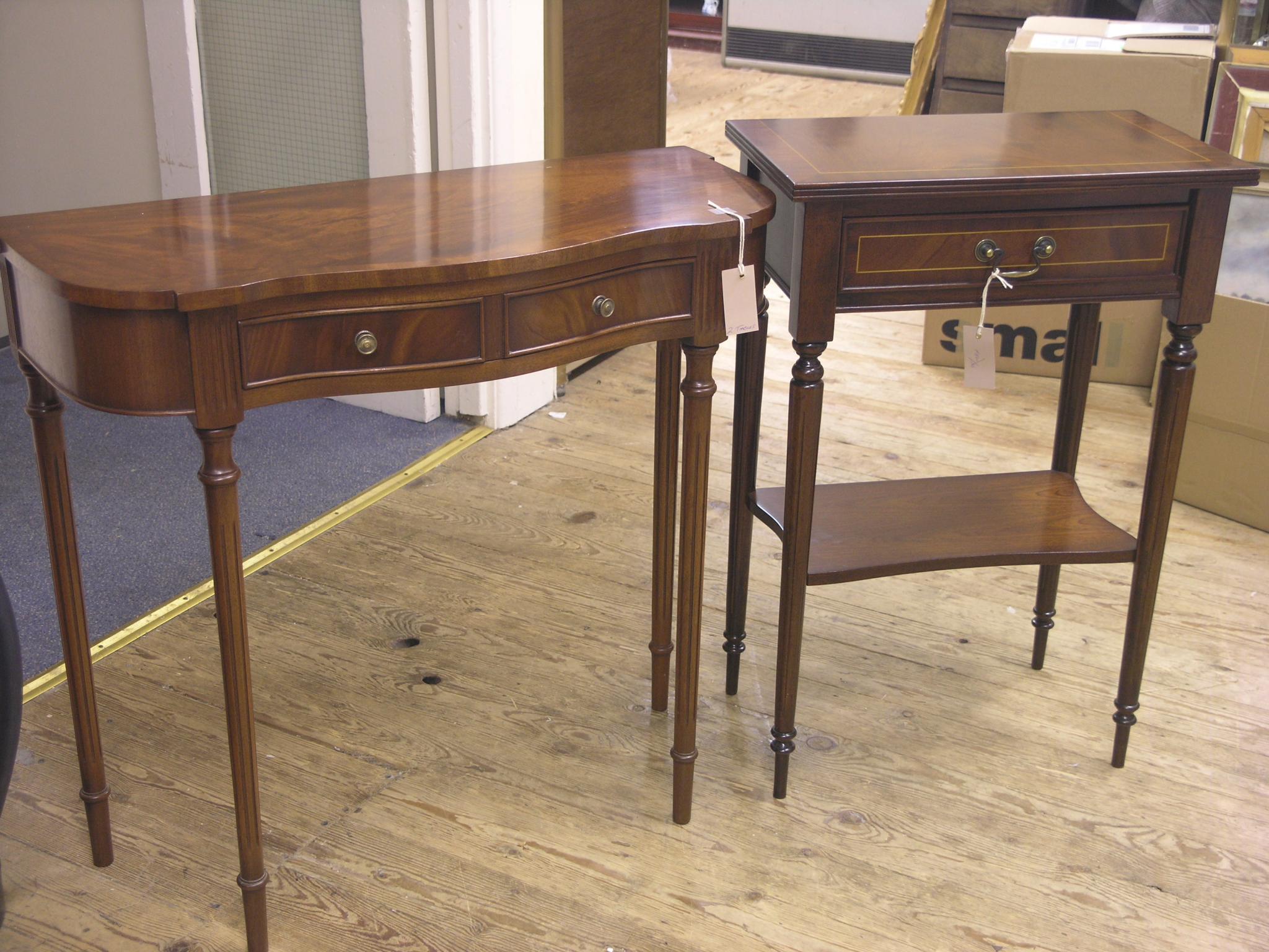 Appraisal: A reproduction serpentine-fronted mahogany side table with single frieze drawer