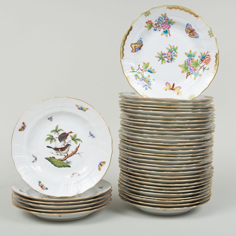 Appraisal: Set of Thirty-Two Herend Porcelain Dinner Plates in the 'Queen