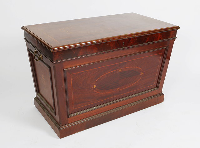 Appraisal: AN EDWARDIAN MAHOGANY BLANKET BOX OF SARCOPHAGUS form with inlaid