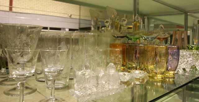 Appraisal: A quantity of th century and later glassware comprising harlequin