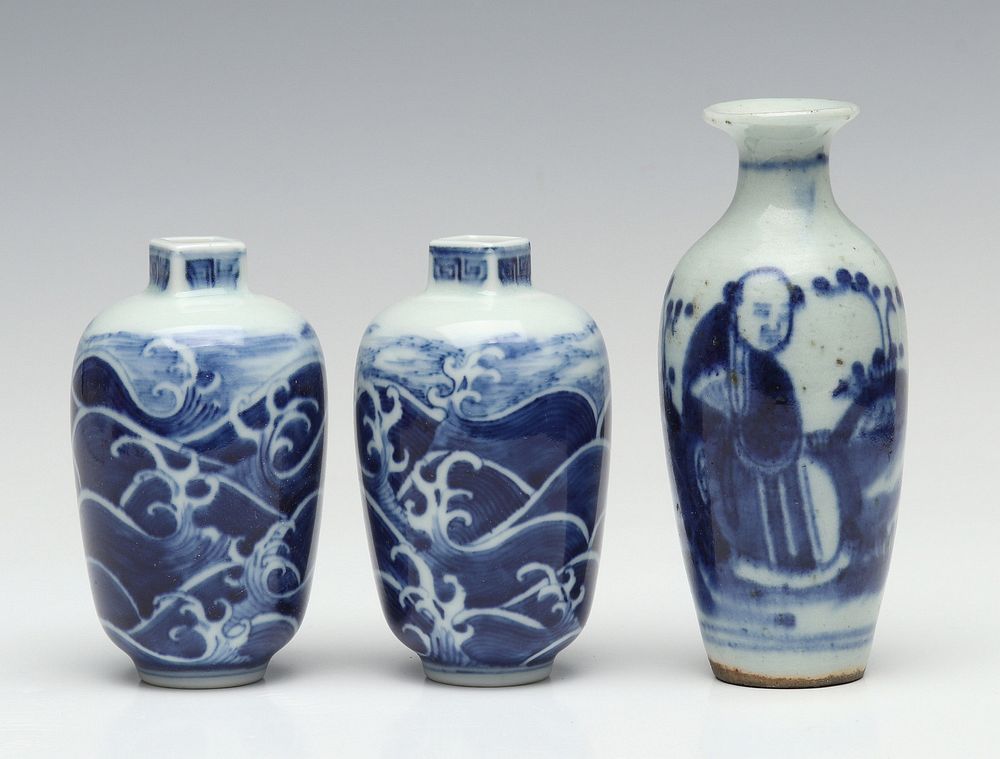 Appraisal: ANTIQUE CHINESE BLUE AND WHITE PORCELAIN CABINET VASES A small