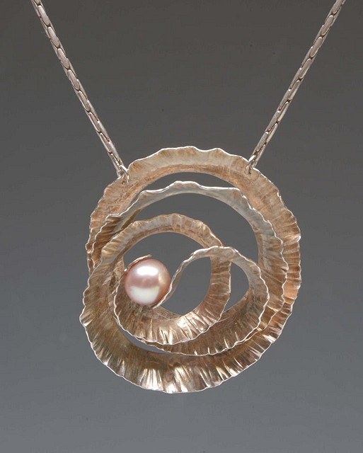 Appraisal: A STYLISED WHITE METAL NECKLACE and pendant with pearl setting