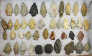 Appraisal: Arkansas prehistoric lithic artifacts including arrowheads points scrapers burnishing stones-