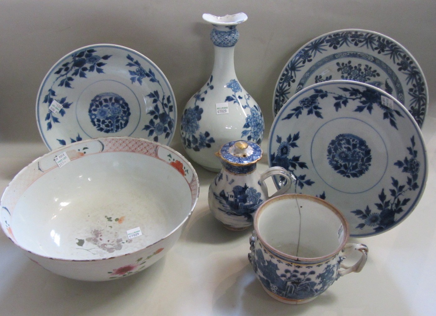 Appraisal: A group of Chinese blue and white porcelain th century