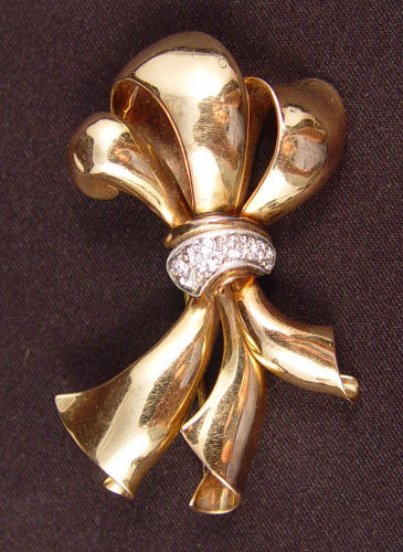 Appraisal: K GOLD AND DIAMOND FIGURAL BOW BROOCH K yellow gold