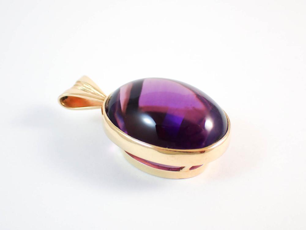 Appraisal: AMETHYST AND FOURTEEN KARAT GOLD PENDANT The heavy k yellow