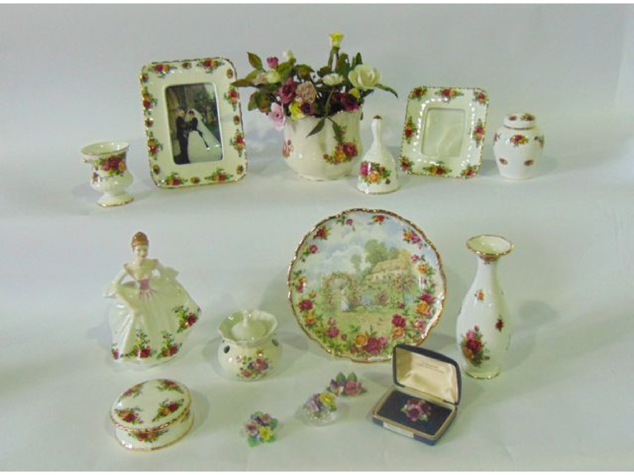 Appraisal: A collection of Royal Albert Old Country Roses pattern decorative