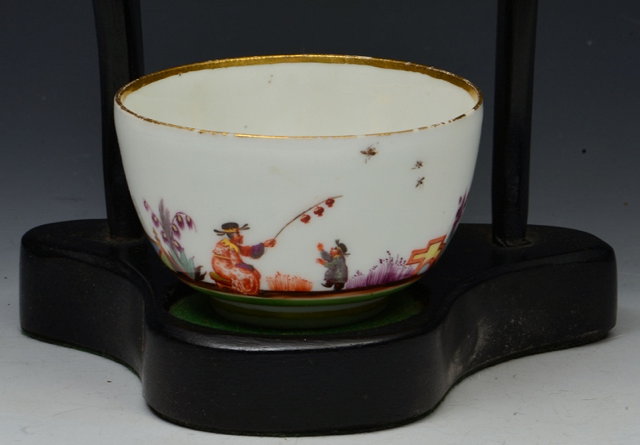 Appraisal: A MEISSEN TEA BOWL similarly decorated as the preceding lot