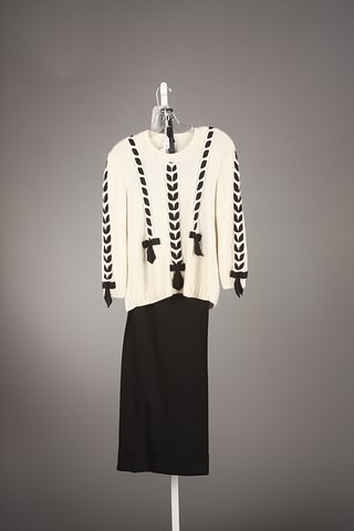 Appraisal: Oscar de la Renta ivory cashmere sweater with navy grosgrain