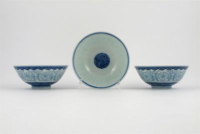 Appraisal: Three Chinese blue and white bowls the interiors painted with