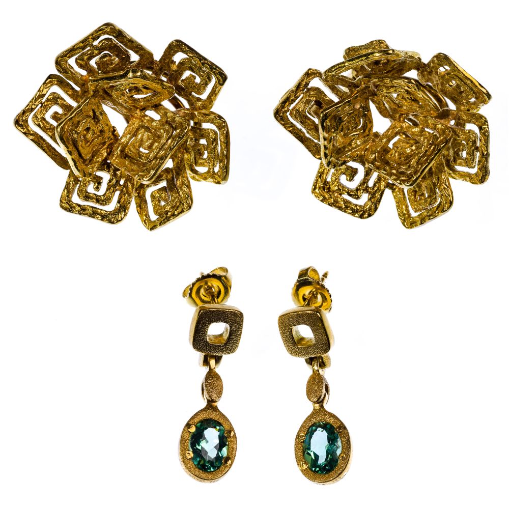 Appraisal: K YELLOW GOLD EARRING SETS pairs including an abstract floral