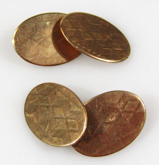 Appraisal: A pair of gentleman's ct gold cuff links of oval