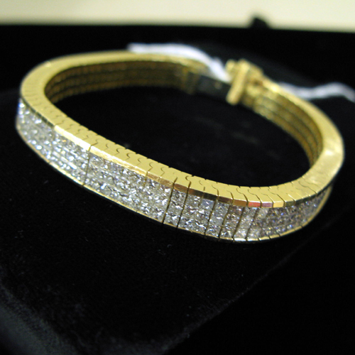 Appraisal: DIAMOND AND EIGHTEEN KARAT GOLD BRACELET the flexible bracelet invisibly-set