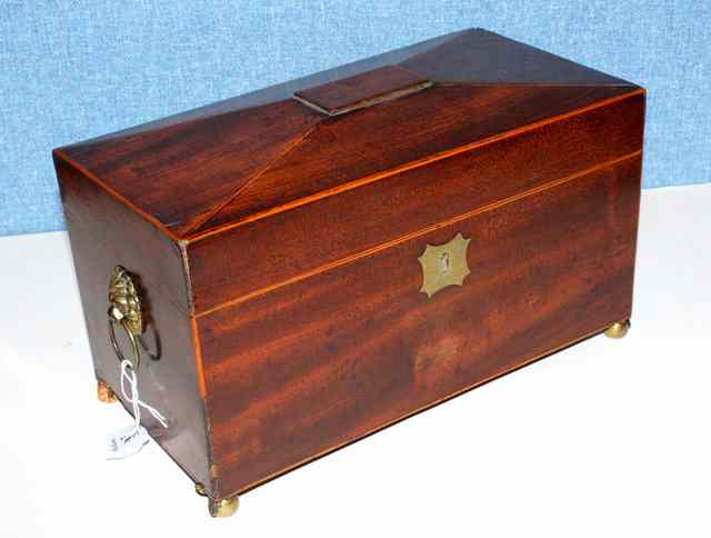 Appraisal: A TH CENTURY MAHOGANY TEA CADDY with twin compartments and