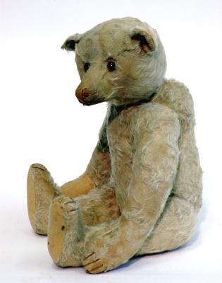 Appraisal: A Steiff teddy bear straw filled covered in cream plush