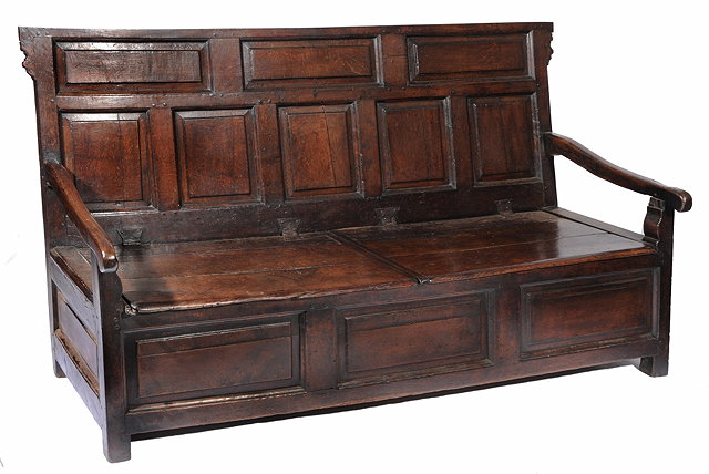 Appraisal: AN TH CENTURY OAK SETTLE with panelled back over a