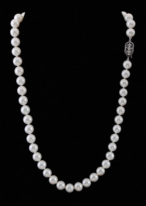 Appraisal: Freshwater Cultured Pearl Necklace round light cream pearls to mm