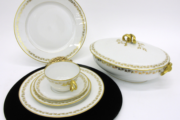 Appraisal: GDA HAVILAND LIMOGES DINNERWARE pieces gold rim vine and leaf