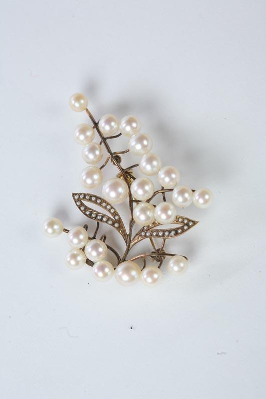 Appraisal: LADY'S PEARL BROOCH KT yellow gold foliate design brooch with