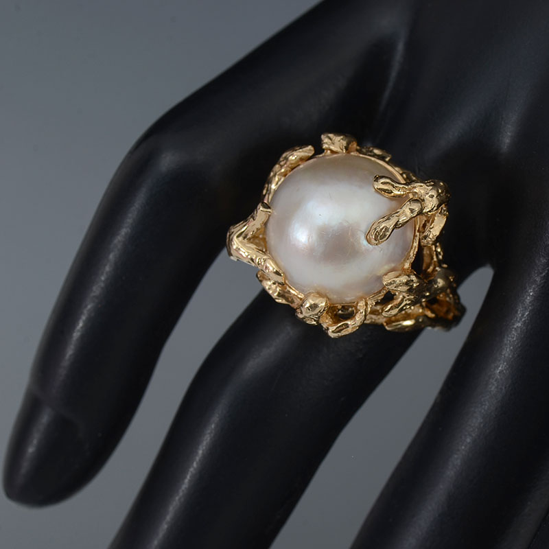 Appraisal: K GOLD AND MABE PEARL RING K yellow gold ring