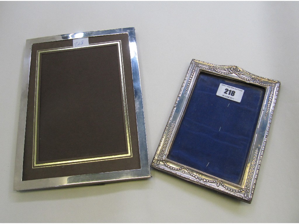 Appraisal: Lot comprising two silver mounted photo frames Birmingham and