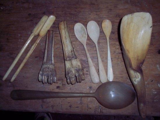 Appraisal: A quantity of horn and bone spoons and scoops and