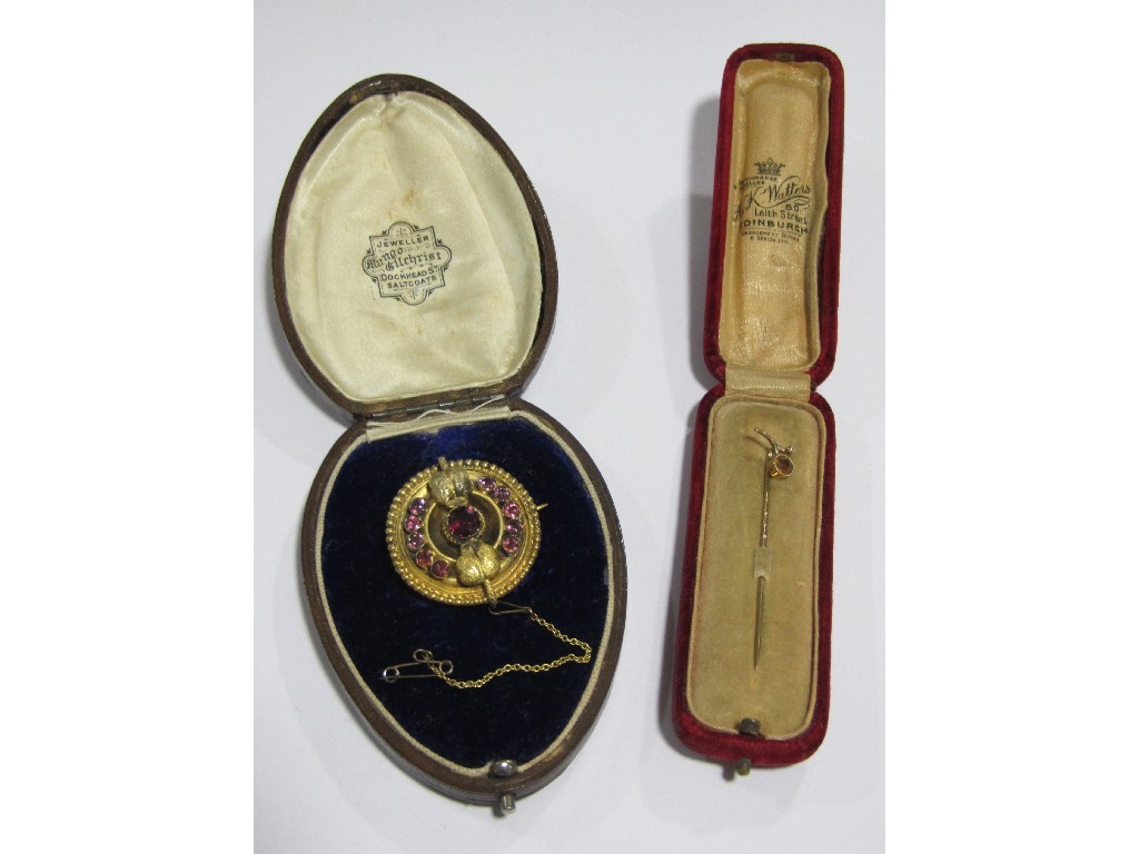 Appraisal: Lot comprising a Victorian unmarked gold circular remembrance brooch and