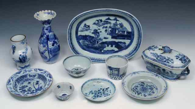 Appraisal: AN TH CENTURY CHINESE DEEP OVAL BLUE AND WHITE DISH