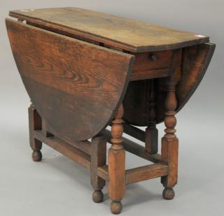 Appraisal: Oak gateleg drop leaf table with drawer probably th century